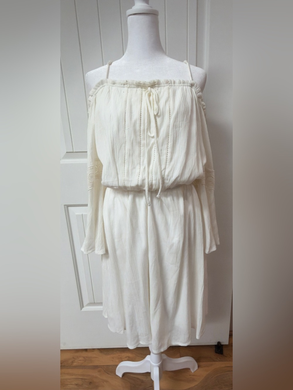 Naif White Cold Shoulder Dress Women’s Size Large 100% Rayon Boho Flowy Western